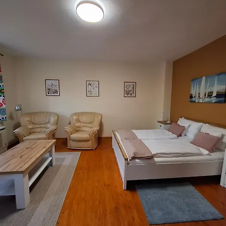 Sunny Garden Pihenohaz بيت للعطل