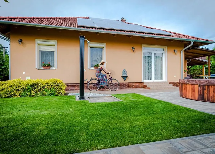 Sunny Garden Pihenohaz بيت للعطل *
