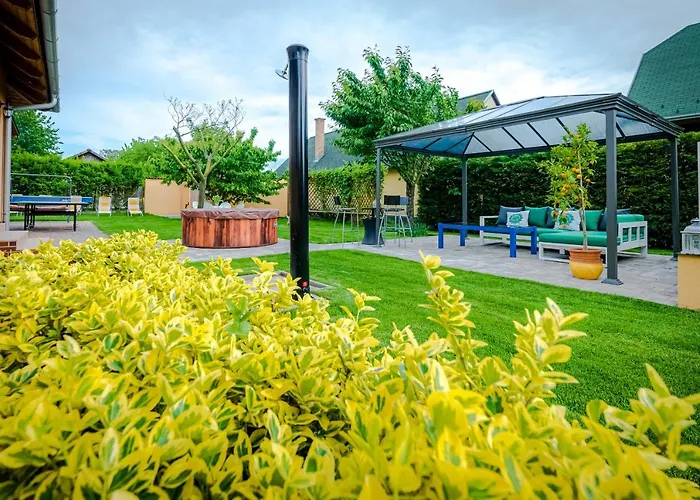 Sunny Garden Pihenohaz بيت للعطل